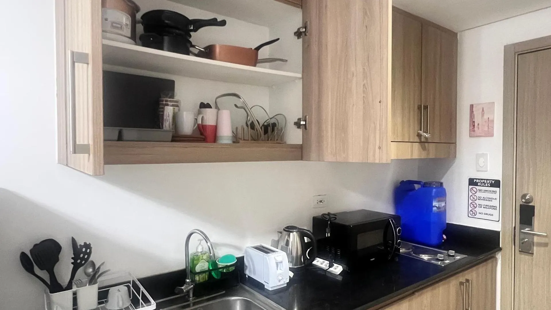Shore Red Dot Abode - Shore Residences 1 C2 Manila